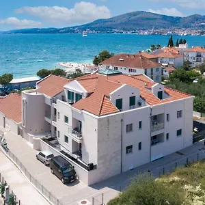 villa-ocrux.hotels-in-trogir.com/